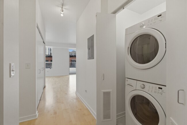 Foto del edificio - 330 West Grand-808