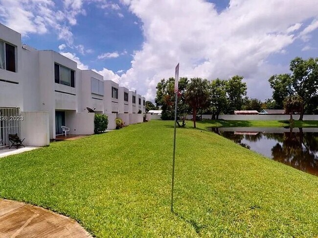 Foto del edificio - 5130 Elmhurst Rd