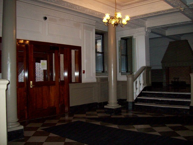 Lobby - 883 Boulevard E