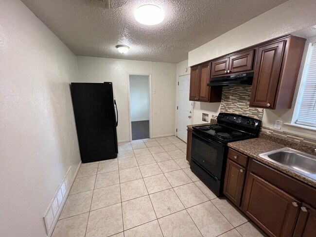 Building Photo - AVAILABLE NOW!!! Charming 3 bedroom 2 bath...