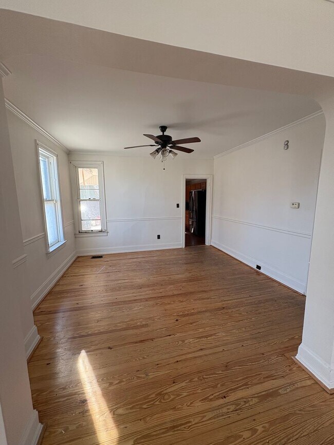 Foto del edificio - Spacious 5 Bedroom 1 Bath House in West Yo...