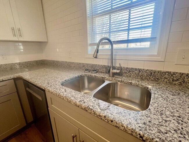 Foto del edificio - 317/319 E. GILBREATH STREET