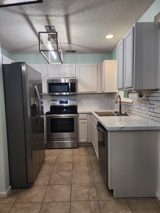 Building Photo - 8022 Shadow Oak Dr