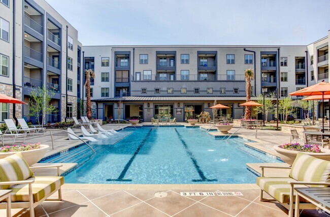 Piscina - Larkspur at Shadow Creek