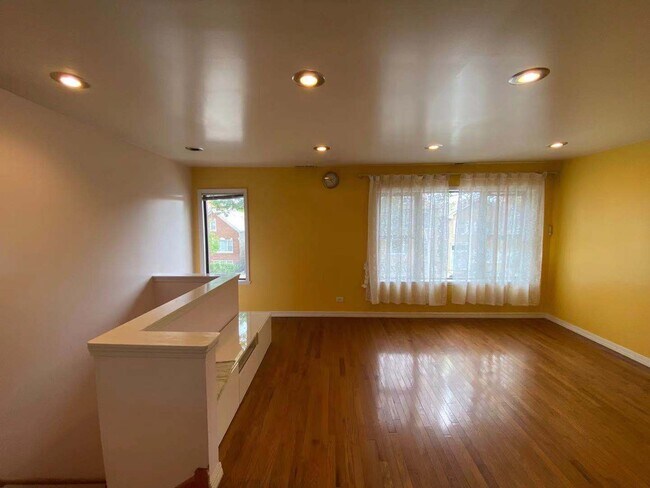 Foto del edificio - 3036 S Lowe Ave