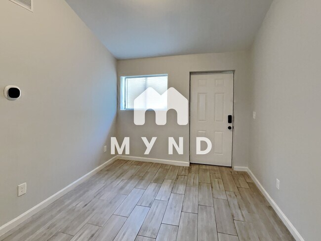 Foto del edificio - 379 Elm St NW Unit G