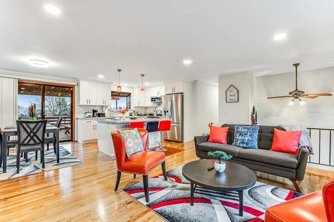 Building Photo - Exceptional 4 bedroom Renton Home - Furnis...