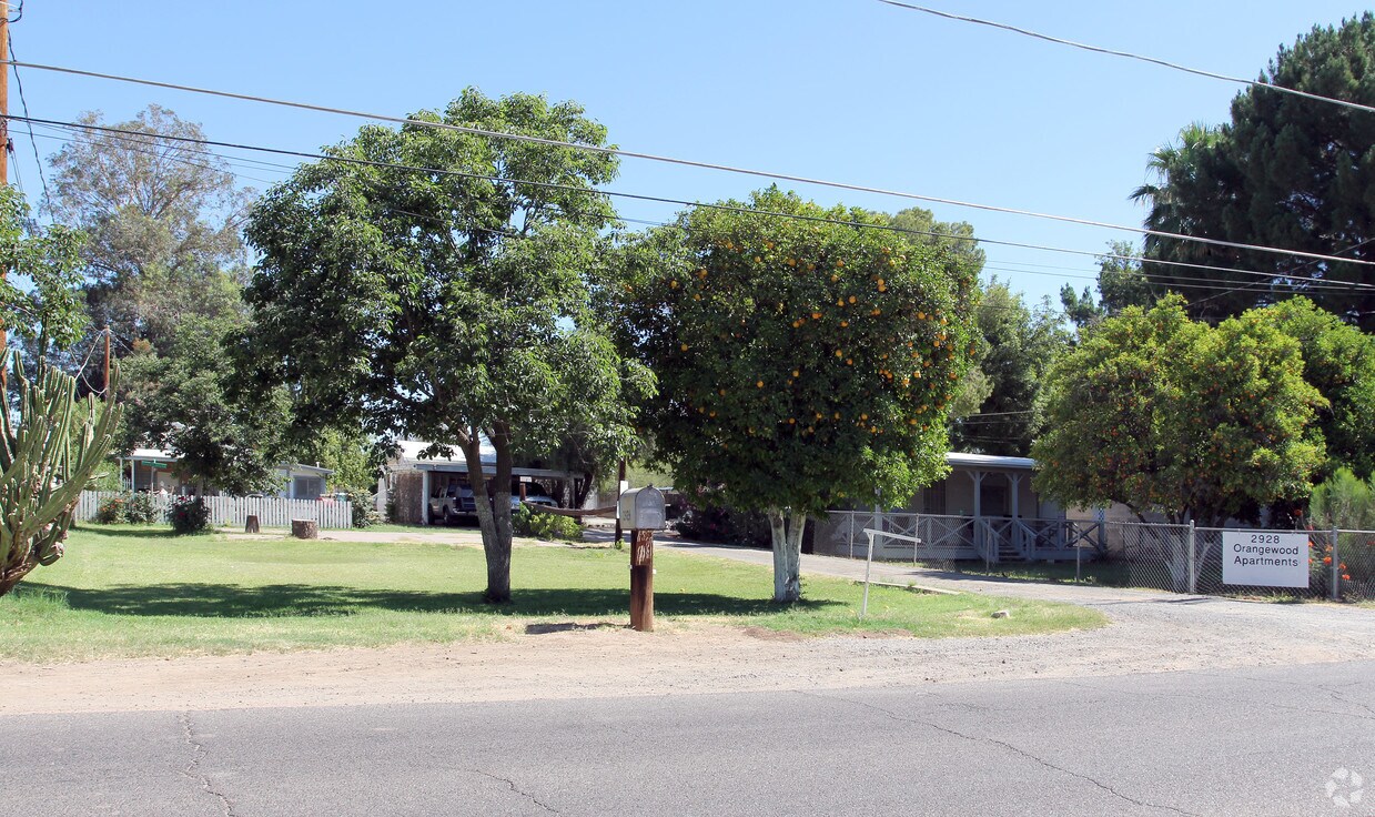 Primary Photo - 2928 W Orangewood Ave
