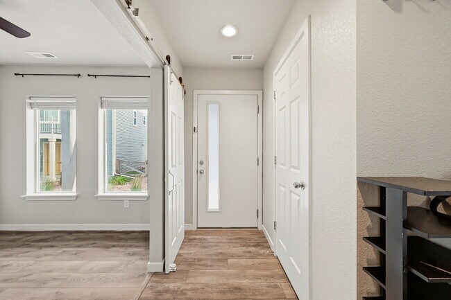 Foto del edificio - $2,245.95, 3 bed, 2.5 bath, located in Colorado Springs with a Balcony