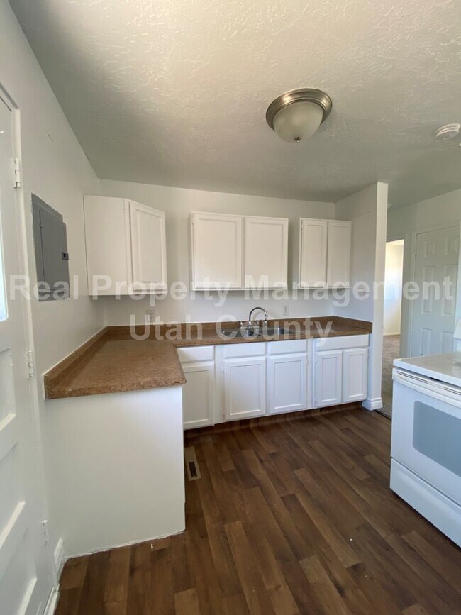 Building Photo - 1/2 OFF FIRST MONTH'S RENT