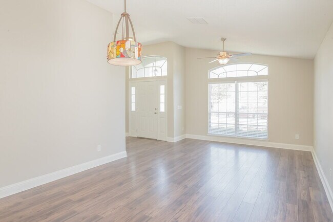 Building Photo - 878 S Lilac Loop