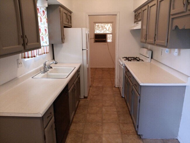 Foto del edificio - Cozy 4-bedroom, 2-bathroom home! Coming soon!