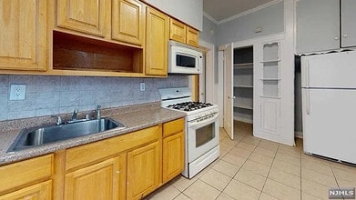 Building Photo - 416-418-418 Leslie St