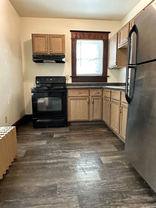 Building Photo - One Bedroom Apartment - All Utilities Paid