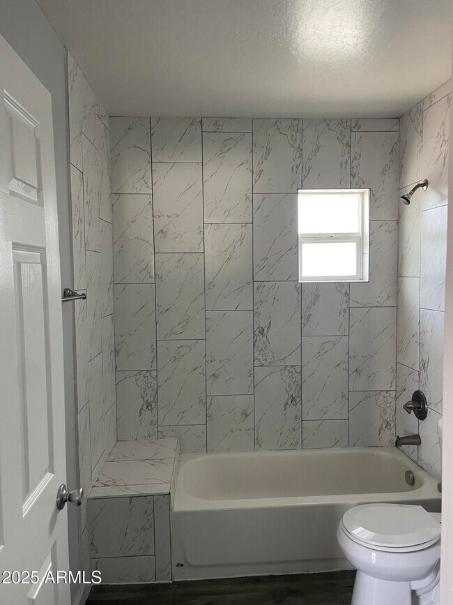 Foto del edificio - 2402 N 24th St