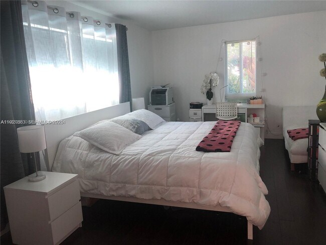 Foto del edificio - 9971 W Bay Harbor Dr