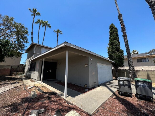 Foto del edificio - **17505 Amantha Carson** 5 bedrooms 2 bath...