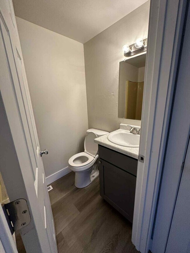 Foto del edificio - REMODELED 2 Bedroom Duplex