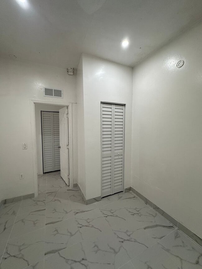 Building Photo - 804 Orange Ave