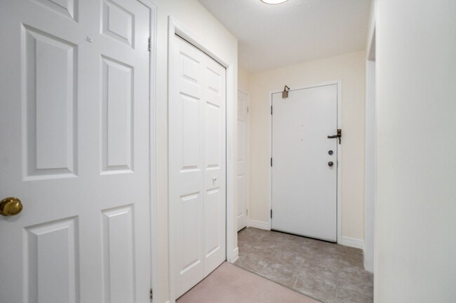 Building Photo - 2 Bedroom, 1 bath Unit AVAILABLE NOW