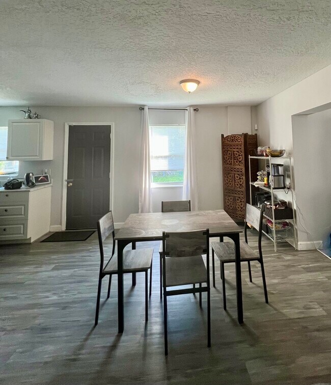 Foto del edificio - 905 Poplar Ln