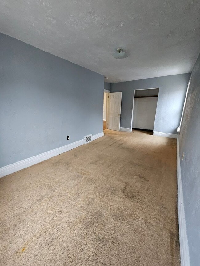 Building Photo - 1014 E 5th St