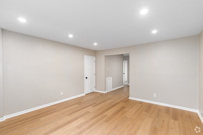 1BR, 1BA - 625SF - Living Room - Cornell Manor Apartments