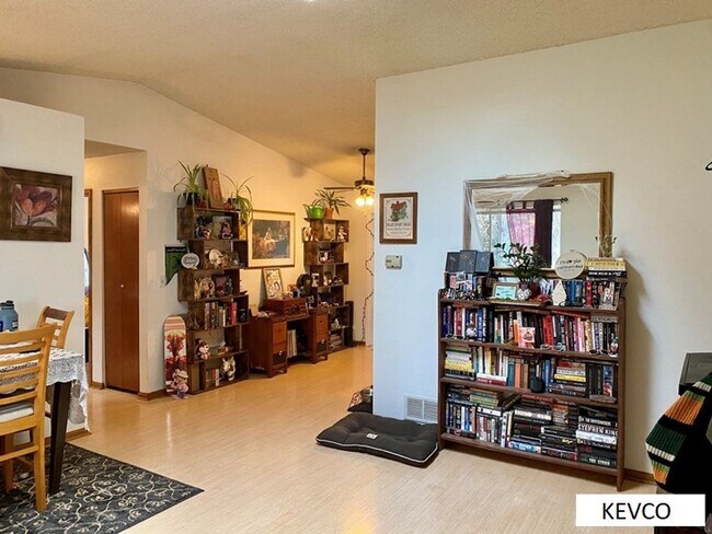 Building Photo - Sunlit Spacious Three Bedroom Home