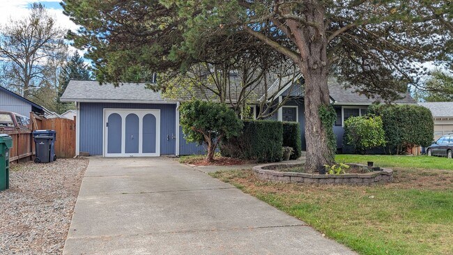 Building Photo - Cute 3 Bedroom plus Den/Office/Bonus Room ...