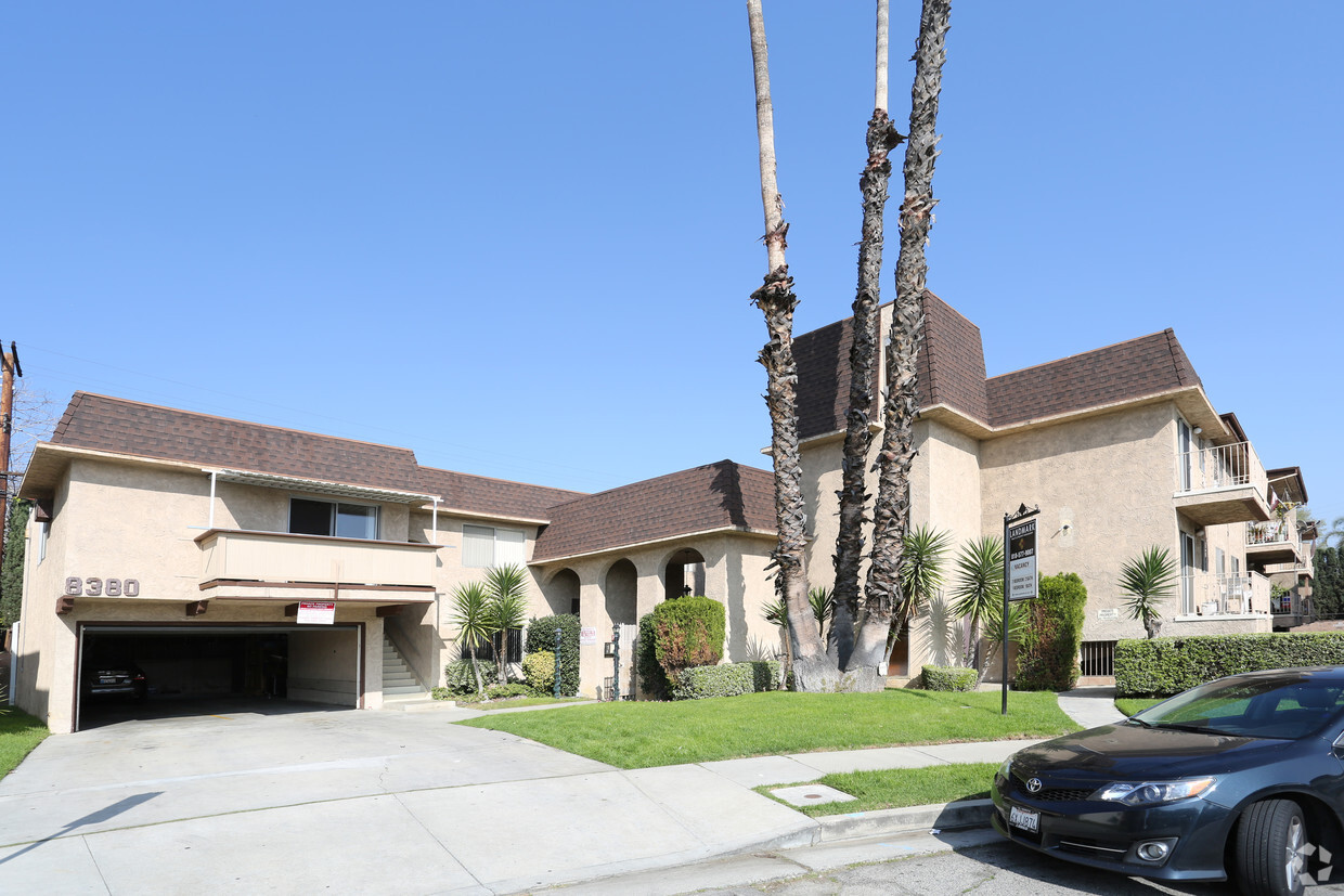 Apartments Near Canoga Park