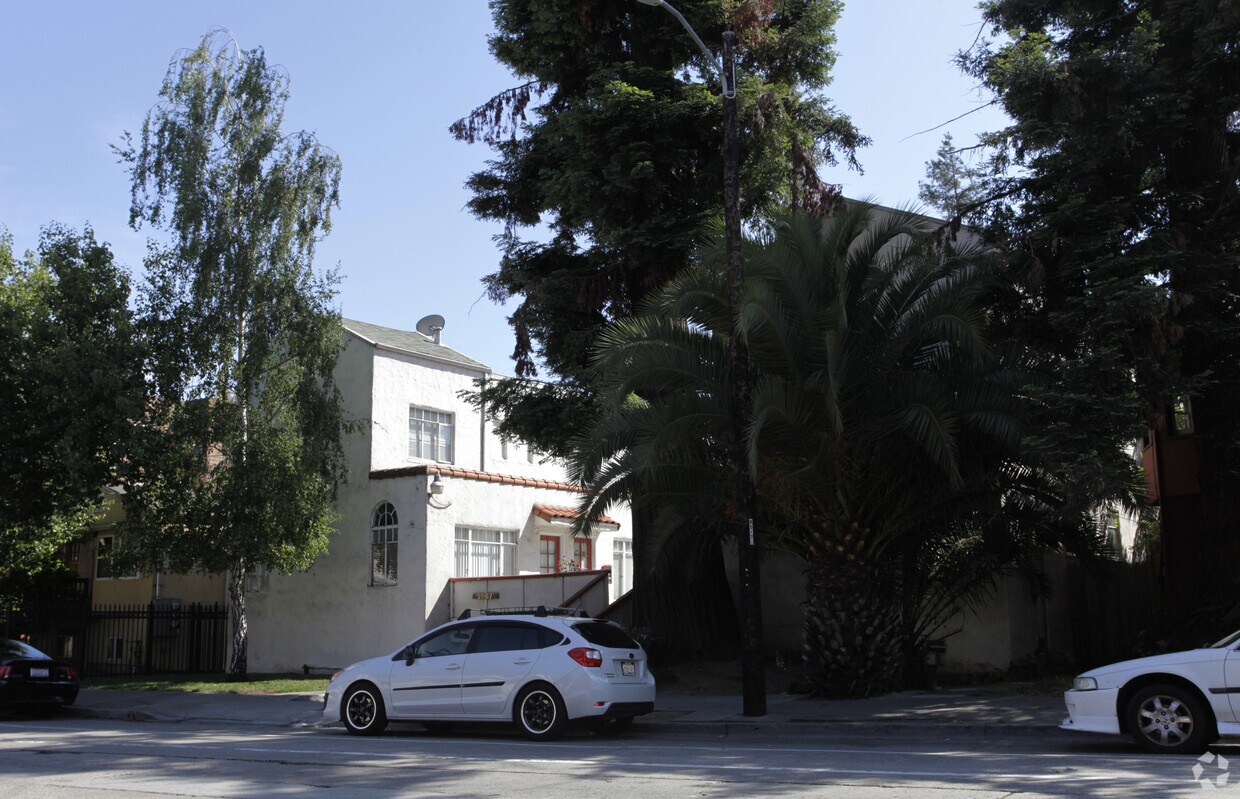 Foto del edificio - 2867 MacArthur Blvd