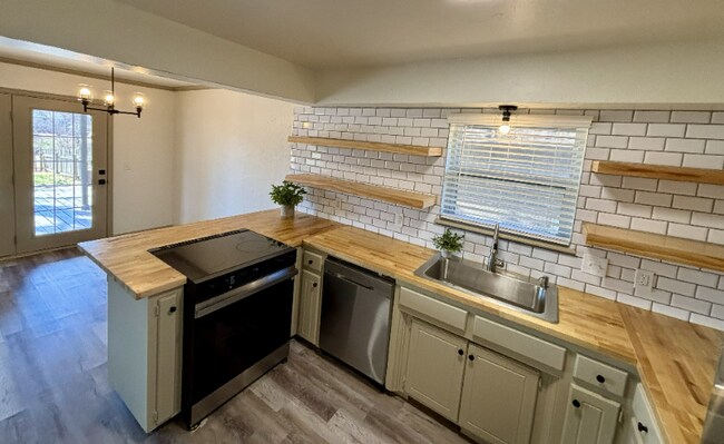 Foto del edificio - 12025 Ashford Dr