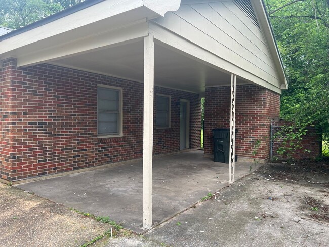 Building Photo - 3 bedroom 1 bathroom single level home