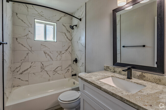 2BR, 2BA - 880 SF - Bathroom - The Wexler