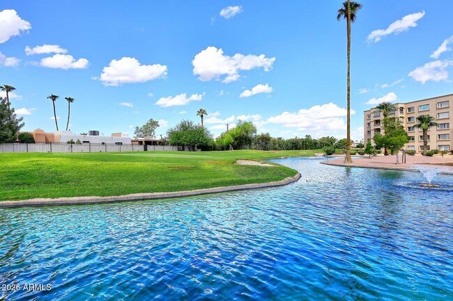 Foto del edificio - 7910 E Camelback Rd