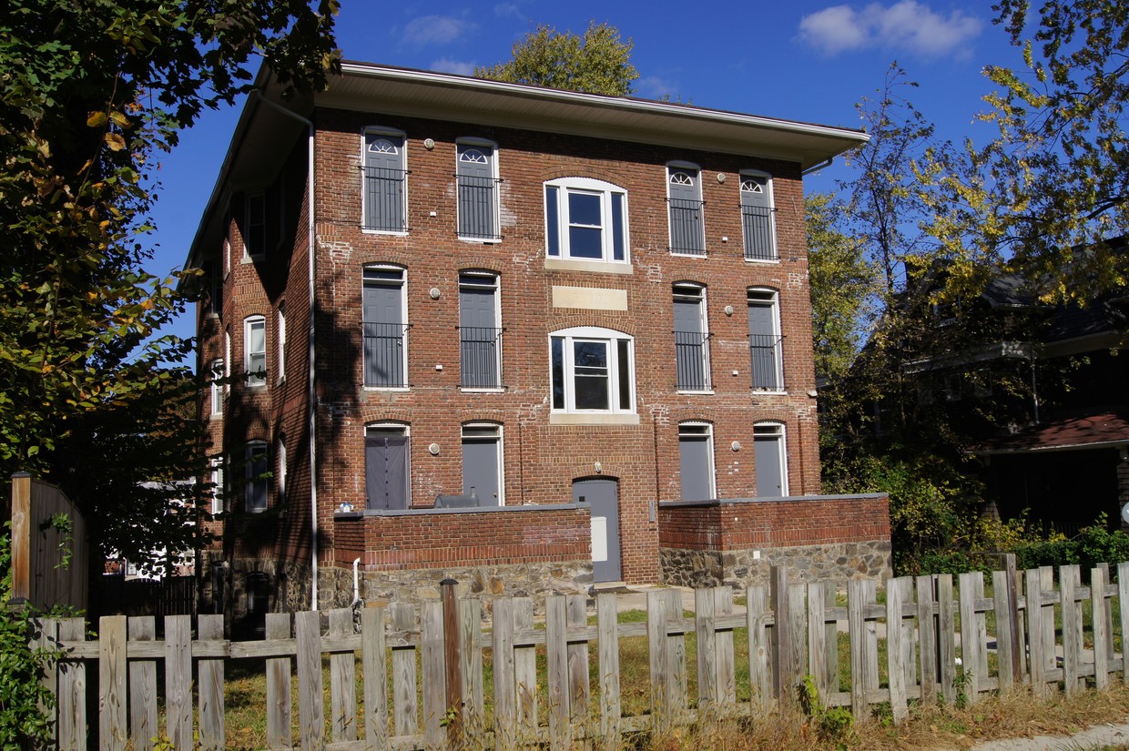 Building Photo - The Elgin Apartments