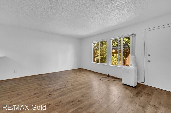 Building Photo - 2 br, 1.5 bath House - 974 Adrian Way