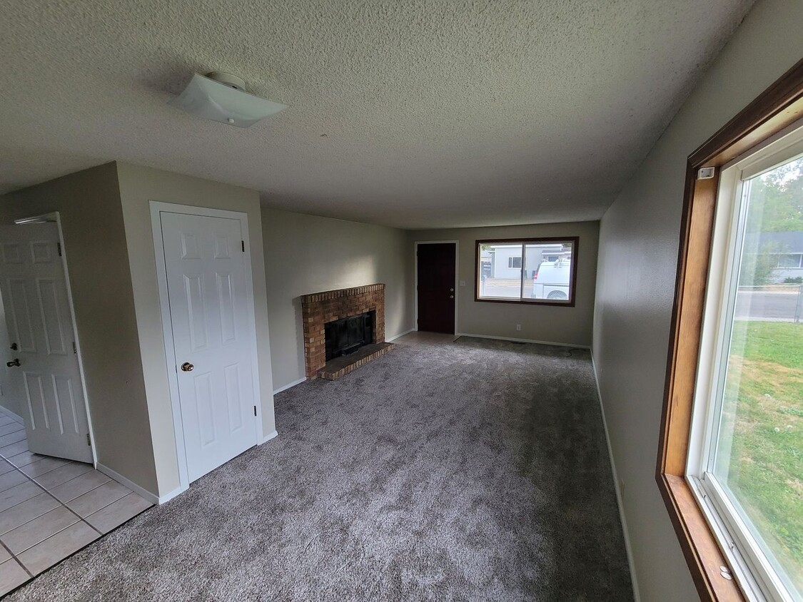 Primary Photo - 3 Bd / 1 BA Pet Friendly~New Carpets & Paint!