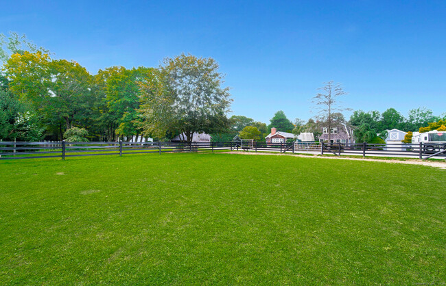 Building Photo - 558 N Roast Meat Hill Rd