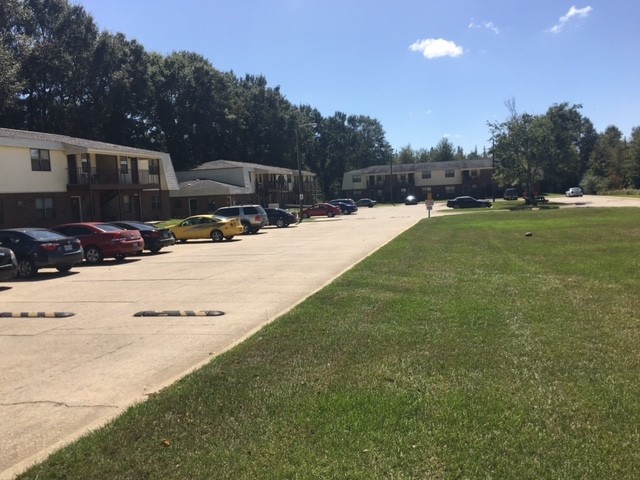Primary Photo - Parkwood Apartments