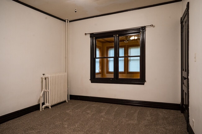 Building Photo - 556 Rose Ave E