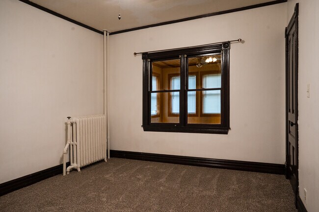 Foto del edificio - 556 Rose Ave E