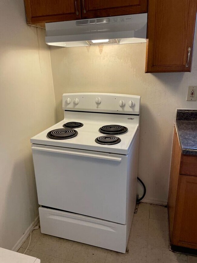 Building Photo - HUGE Teachers, Fire Fighters, EMT & Law Enforcement Discount !