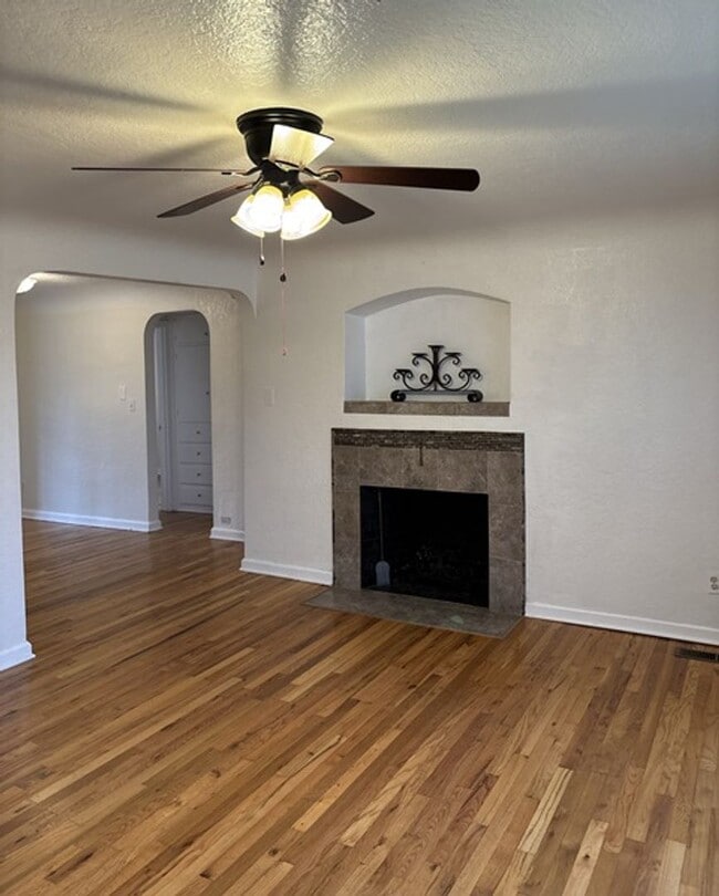 Building Photo - 2Bd/1Ba Single Story House - For Viewing!