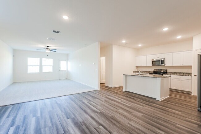 Building Photo - 5815 Texas Palm Dr