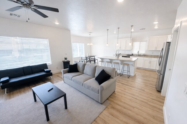 Foto del edificio - 4-Bed Stand Alone Home! 6+ Month Lease