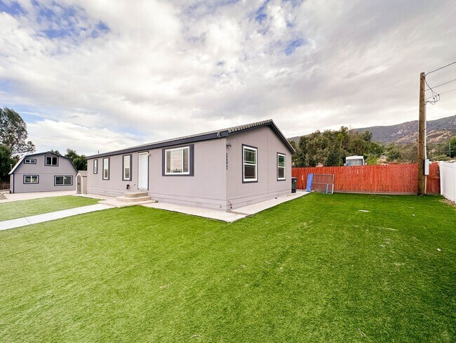 Foto del edificio - BEAUTIFUL 3 BEDROOM HOME, FULLY FENCED, ON...
