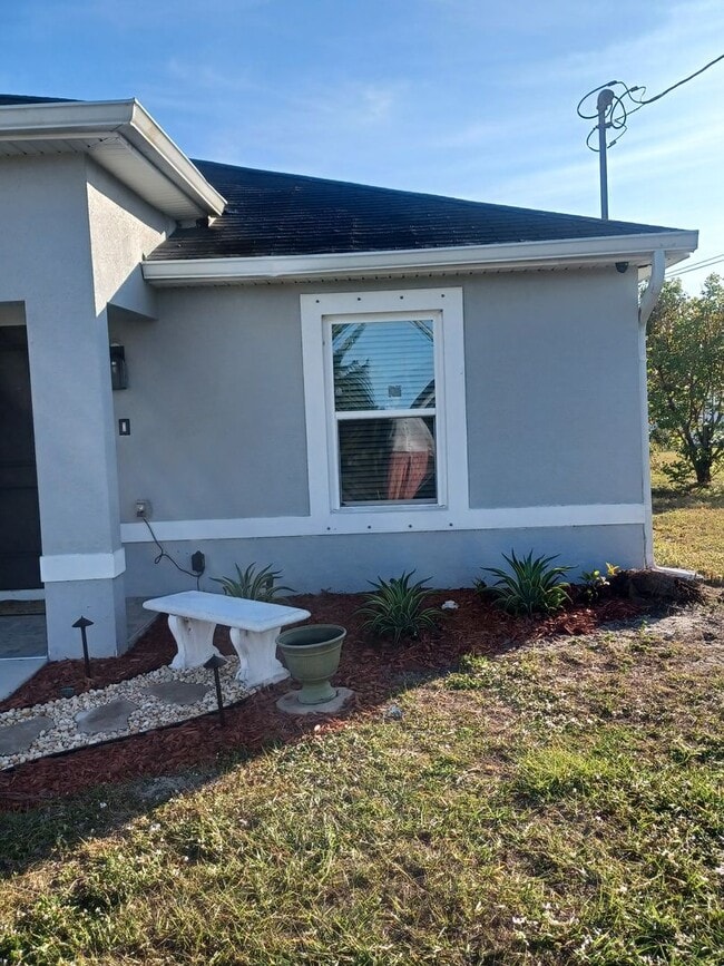 Building Photo - Stunning 3/2 home will not disappoint