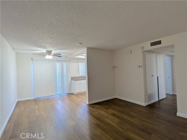 Foto del edificio - 975 W Devonshire Ave