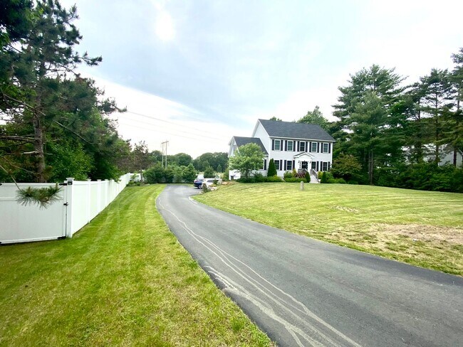Foto del edificio - Spacious Four-Bedroom House in the Heart o...